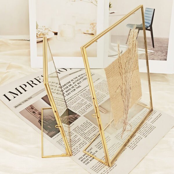 European-Style Photo Metal Desktop Ornament Glass High-Definition Picture Frame Display Stand for Storing and Showcasing 3D Photographs