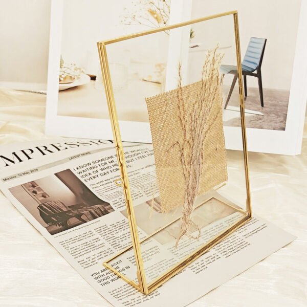 European-Style Photo Metal Desktop Ornament Glass High-Definition Picture Frame Display Stand for Storing and Showcasing 3D Photographs