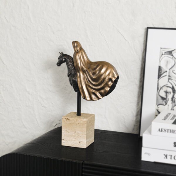 Luxury-inspired horse head sculpture ornament Model home entryway Living room soft furnishings Home decor accessories TV console ornament Study